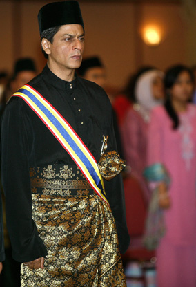 Shah Rukh Khan Pakai Baju Melayu
